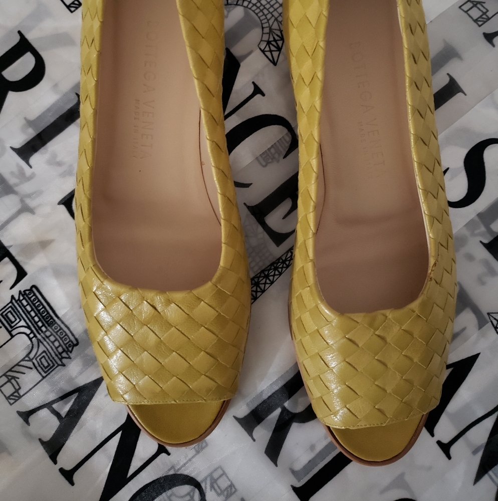 Bottega Veneta Woven Leather Peep Toe Shoe Kiwi Gold Size 8.5 Made in Italy NWT